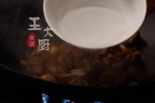 牛肉炖什么好吃，牛肉跟什么煮好吃（牛肉炖萝卜的家常做法）