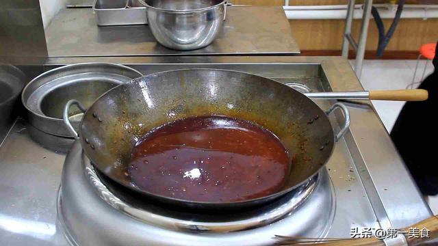 自制火锅底料的做法，自己做火锅底料的做法（厨师长教你一个火锅底料的熬制方法）