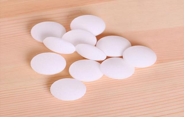 衣服上的霉点怎么去除，白色衣服上的霉点怎么去除（潮湿的春季再也不怕衣服发霉了）