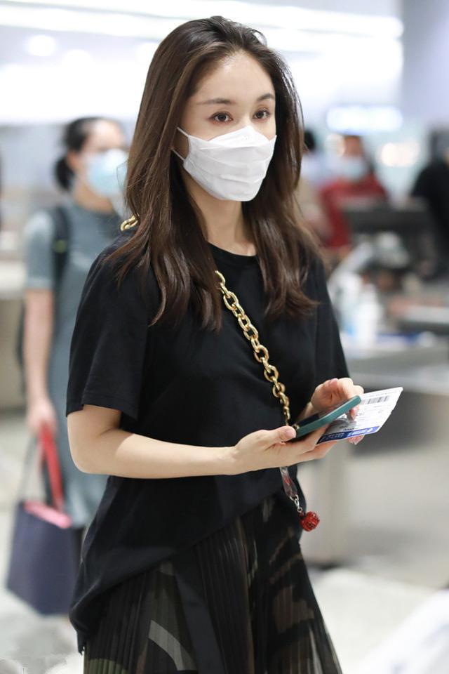 黑色百褶裙配什么上衣好看，黑色百褶裙配什么上衣（穿黑色T恤搭百褶裙）