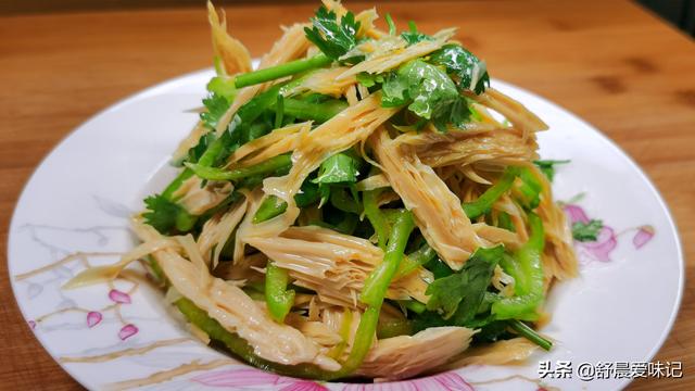 腐竹怎么拌凉菜好吃，腐竹凉拌怎么做好吃呢（凉拌腐竹既简单又好吃的家常做法）