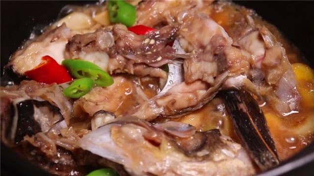 砂锅焗鱼头怎么弄，焗鱼头的制作方法（独家秘制“砂锅焗鱼头”不用加水）