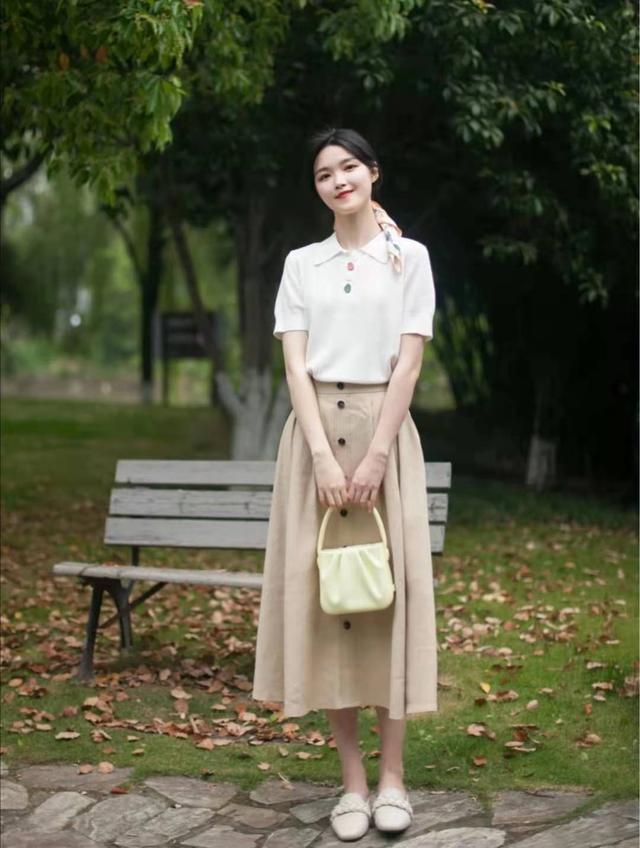 卡其色裙子配什么颜色上衣，卡其色半身裙搭配什么颜色上衣（卡其色半身裙配什么颜色上衣好看）