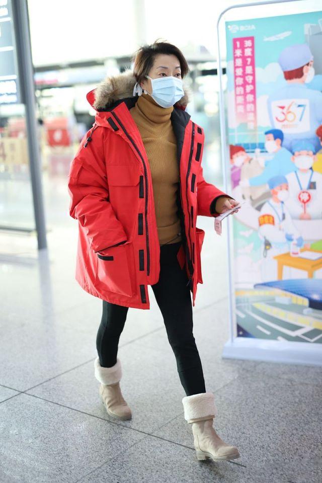 红色羽绒服搭配，红色羽绒服搭配什么内搭好看（鲨鱼裤配短靴显腿细又长）