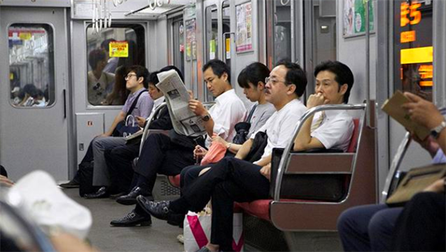 日本年轻人为什么都不愿意结婚呢，日本年轻人为何不再想结婚生子