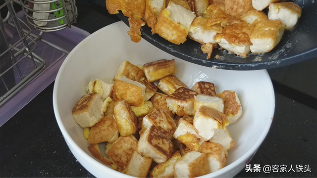 豆腐加鸡蛋做法，豆腐加鸡蛋做法图片（豆腐中打入2个鸡蛋）