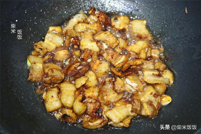 洋葱爆炒五花肉的家常做法，洋葱炒花肉怎样做好吃（这道菜简单又好吃）