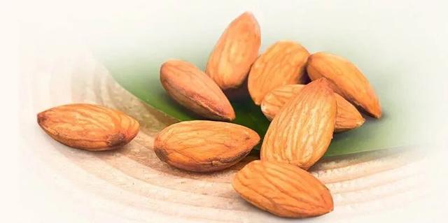 巴旦木跟花生哪个热量高，花生和巴旦木哪个适合减肥吃（坚果之首“巴旦木”∣营养比牛肉高6倍）