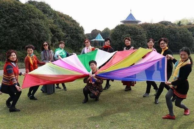 二环丝巾扣的用法，两环丝巾扣的系法图解（懂得用配饰锦上添花）