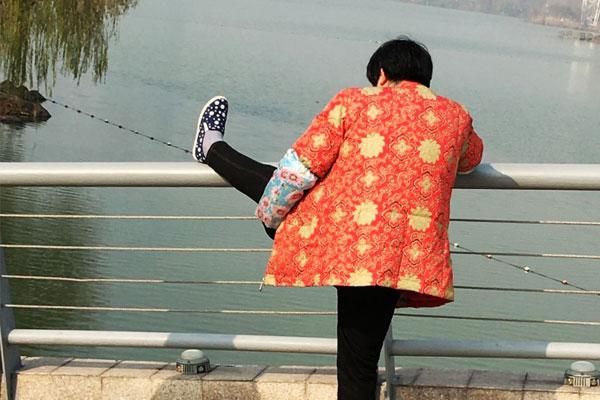 女人多大年龄绝经，女人多大岁数停经（女性多少岁绝经正常）