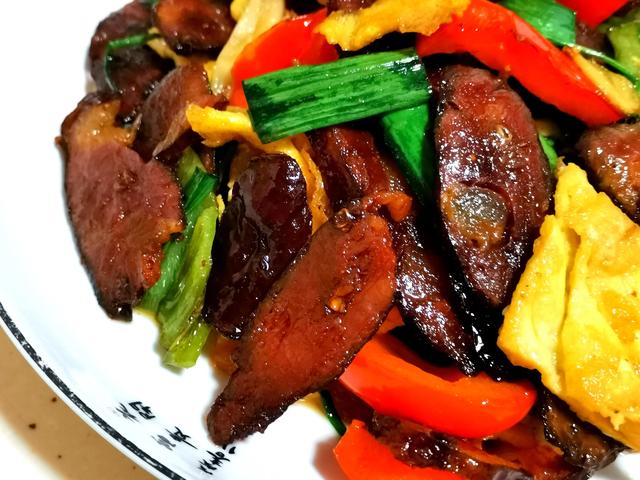四川腊肠的吃法，四川正宗麻辣腊肠的家常做法（川味腊肠不要直接下锅炒）