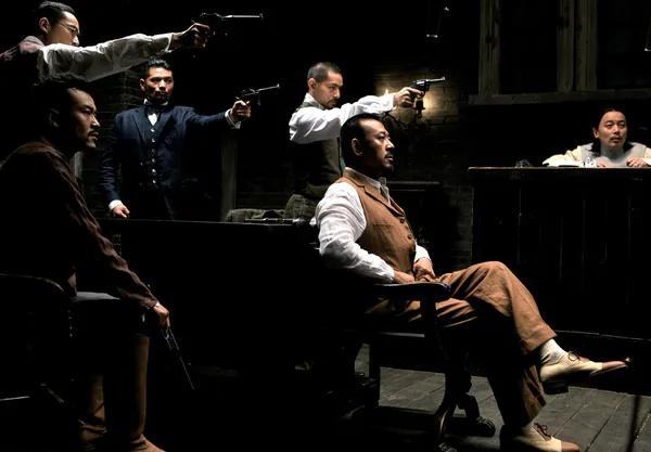 让子弹飞 葛优，葛优在让子弹飞扮演的角色叫什么（姜文临场给葛优加吻戏）