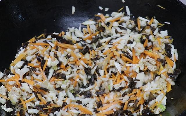 脆皮蛋卷的家常做法，皮蛋卷的做法窍门（手把手教你做酥香解馋的脆皮鸡蛋卷）