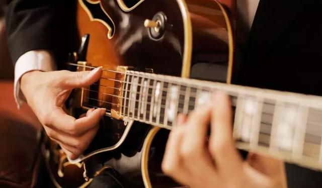 吉他左手正确姿势，如何练习左手（吉他左手按弦技巧，练习方法）