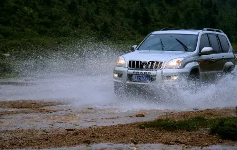 汽车被水淹了怎么办，下暴雨汽车被水淹了怎么办（车辆若不幸被水泡了）