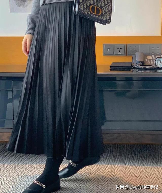 女生穿裙子里面穿的是什么，女生穿裙子里面穿什么裤子（裙子里还在穿“打底裤”吗）