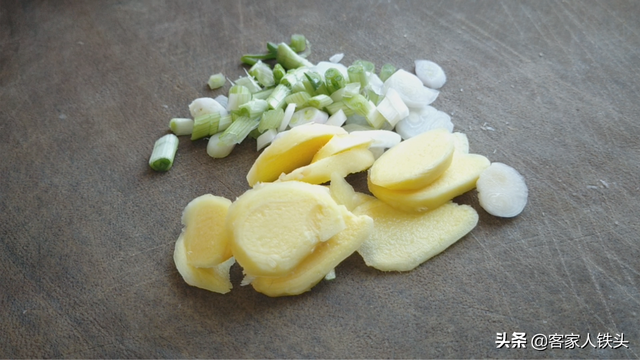 凤爪的家常做法，鸡脚这样做孩子超爱吃