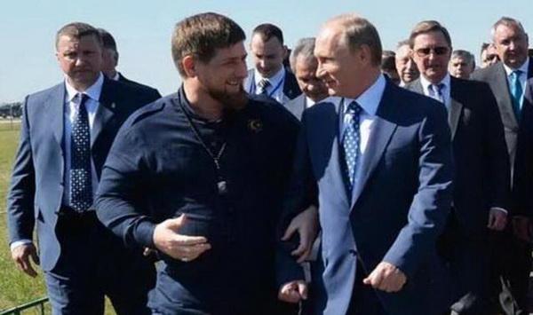 真主安拉画像，清真寺里或伊斯兰教供奉什么（车臣总统主动交出权力后）