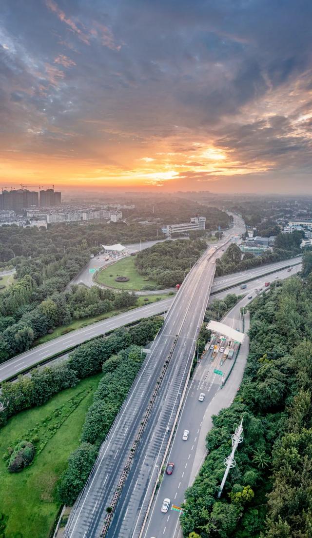 中国最美景观大道是从哪儿到哪儿，中国最美景观大道318国道从哪儿到哪儿（带你走进“中国人的景观大道”）