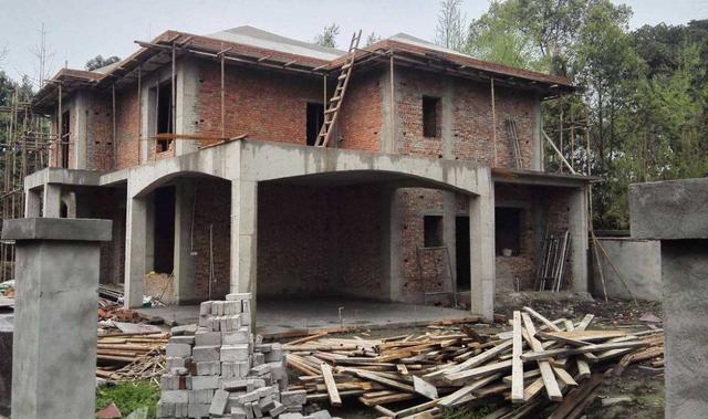 屋面排水方式有哪两类，屋面排水方式有哪两类一般尽量采用（天沟和一檐哪个好）