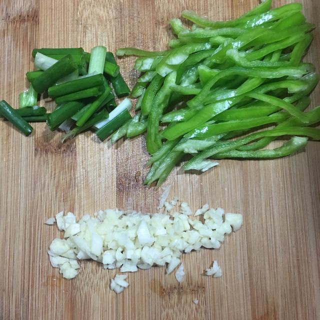 青椒土豆丝的做法，青椒土豆丝的做法步骤图片（懒人必备的青椒土豆丝）