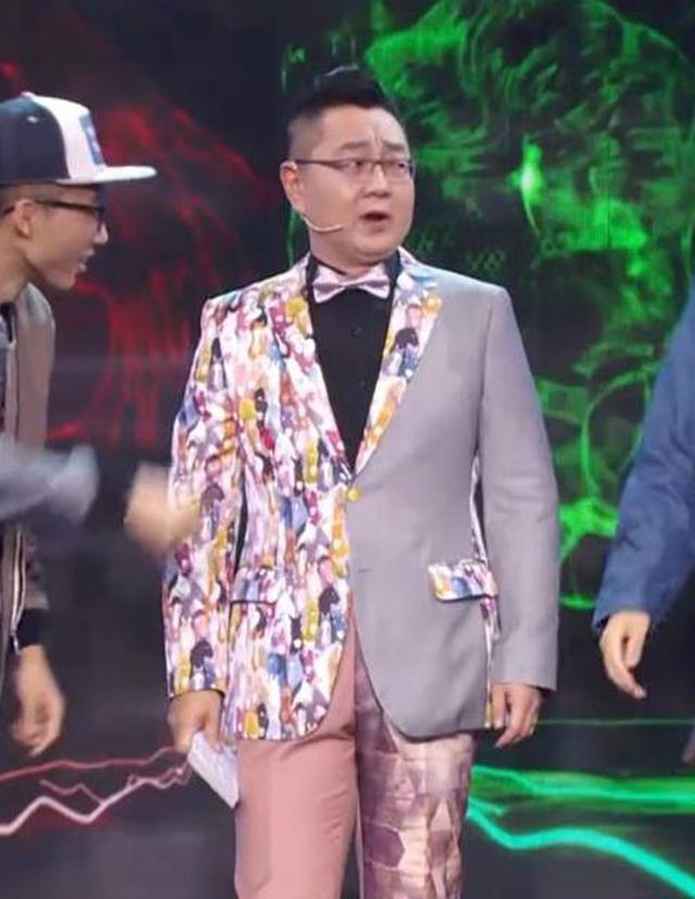 张绍刚，因主持《今日说法》大放异彩，而今他一家三口甜蜜照曝光