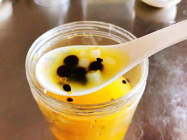 百香果双响炮的做法步骤，百香果双响炮怎么做（Coco火爆的百香果双响炮冰饮做法）