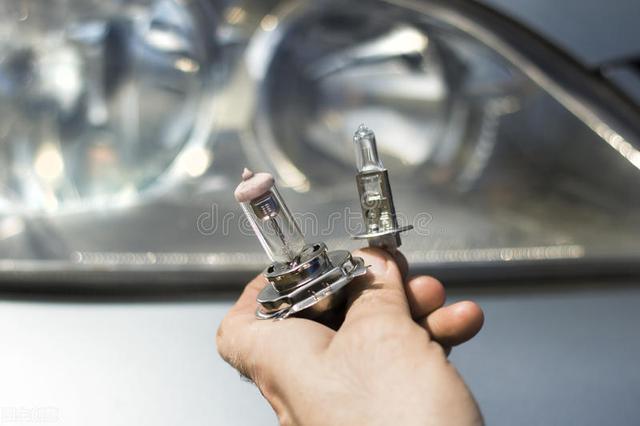 筒灯灯泡怎么换，灯泡灯头怎么换（更换前大灯灯泡注意事项）
