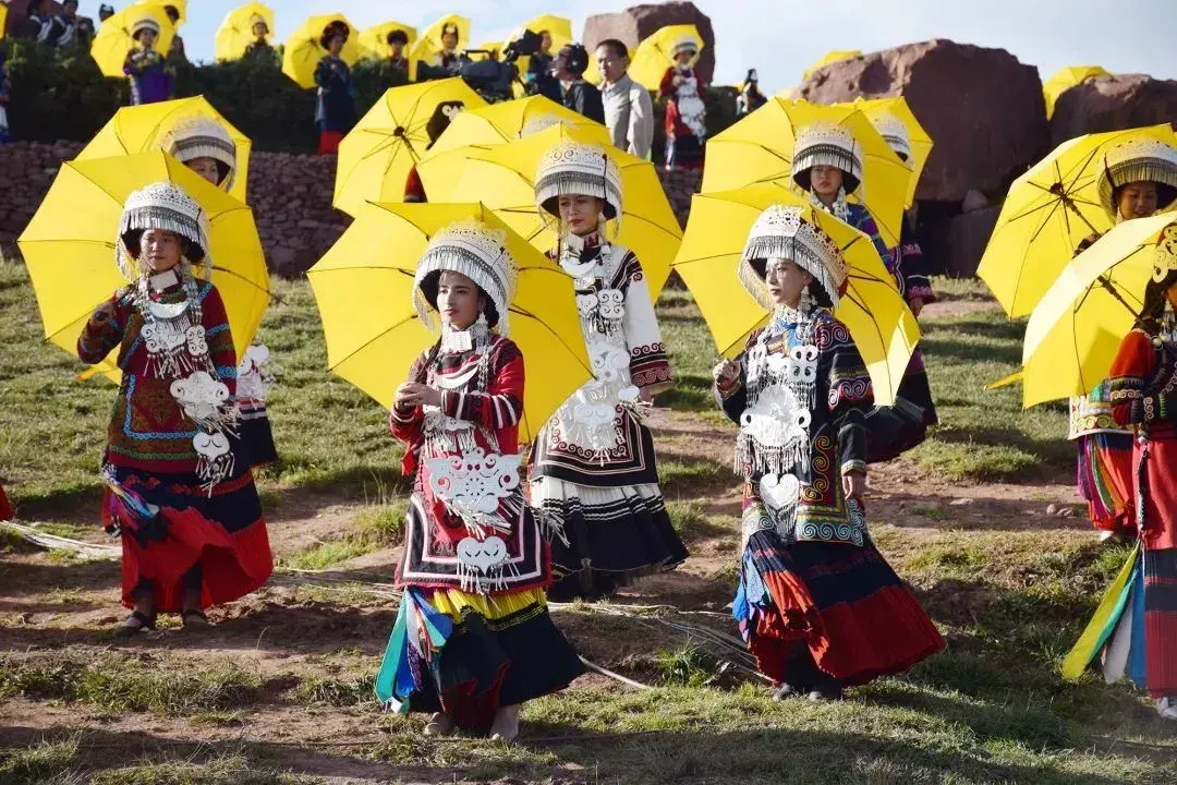彝族风俗节庆，彝族的传统节日和风俗（薪火相传——彝族火把节）