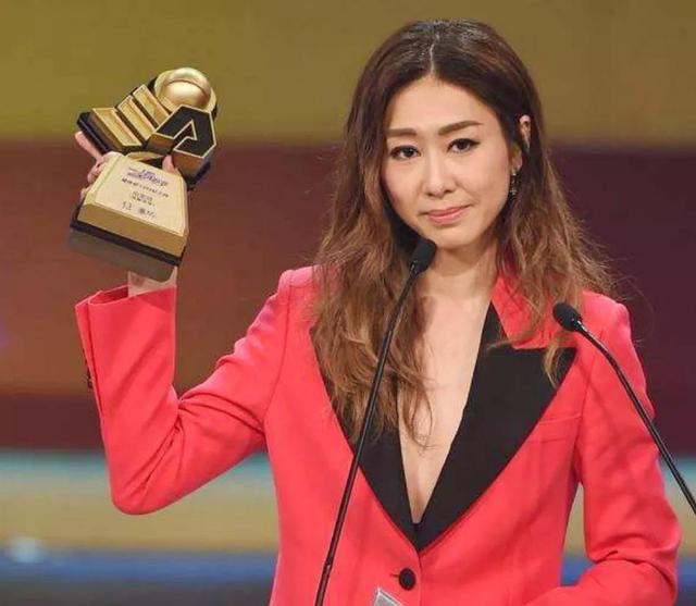 胡定欣,挨个敲监制的门乞讨角色(胡定欣是gd吗)