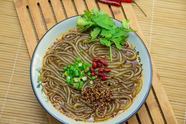 白凉粉是啥，白凉粉是啥东西（厨房常见的6种淀粉与具体用法）