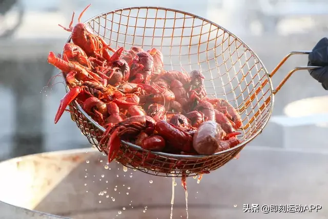 麻辣小龙虾热量高吗，麻辣小龙虾热量高吗长春（减脂期不能吃小龙虾）