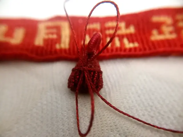 手工粽子怎么做简单又漂亮，手工五彩粽子制作方法（精致小巧的4角粽子）