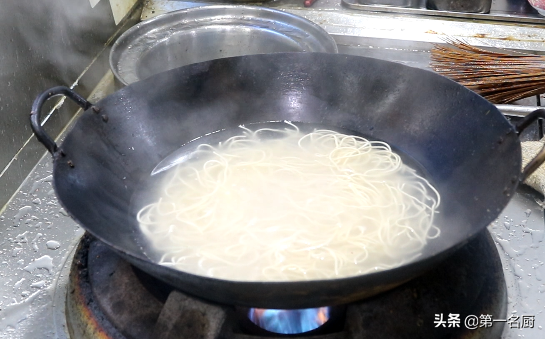 香菇鸡肉面的做法，1把面条1块鸡肉3颗香菇