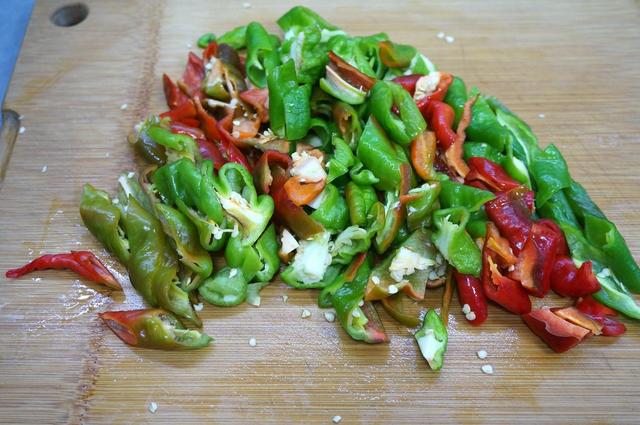 炒腊肠的家常做法，炒腊肠怎么做好吃又嫩（酒店大厨这样炒腊肠）