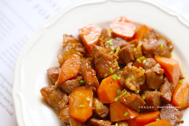 胡萝卜炖牛肉的做法，牛腩炖萝卜怎样做好吃（0失败的牛肉炖胡萝卜）
