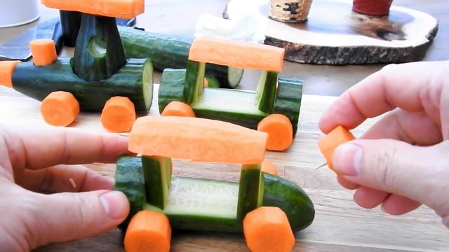 如何雕刻胡萝卜花，胡萝卜花怎么雕刻（用黄瓜和胡萝卜雕刻小火车的方法）