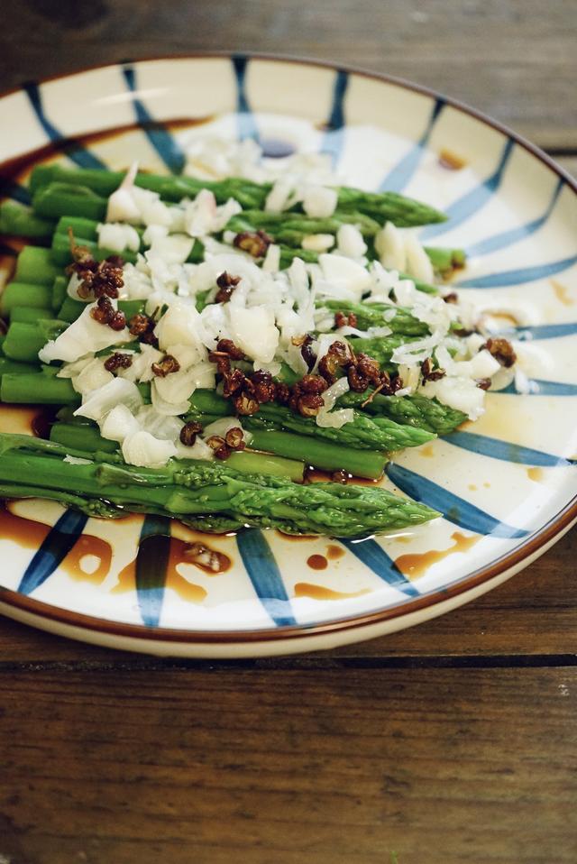 芦笋可以放多久，芦笋放久了能吃吗（西方人餐桌上最不能省的蔬菜芦笋）