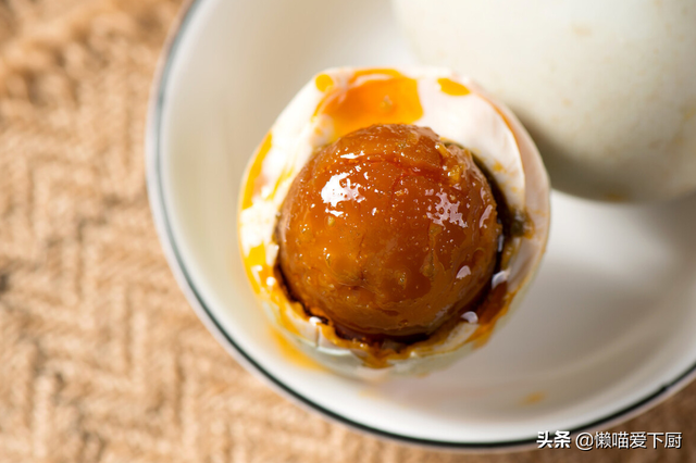 海鸭蛋的功效与作用，海鸭蛋的功效与作用、禁忌和食用方法（“海鸭蛋”和普通鸭蛋有啥区别）