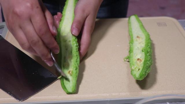 苦瓜炒鸡蛋怎么炒好吃，如何做苦瓜炒鸡蛋好吃又不苦（这才是苦瓜炒鸡蛋更好吃的做法）
