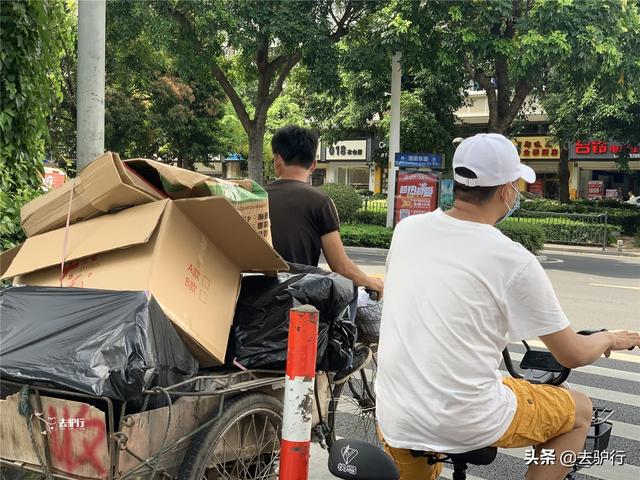 夏天的天空为什么那么蓝.，夏天的天空很蓝（香蕉暴晒一天直接被“烤焦”）