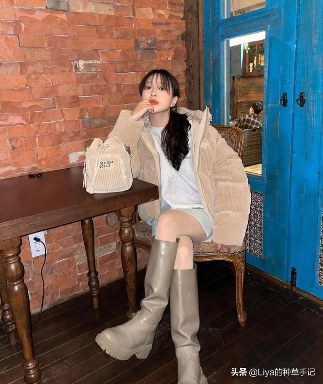 女生穿裙子里面穿的是什么，女生穿裙子里面穿什么裤子（裙子里还在穿“打底裤”吗）