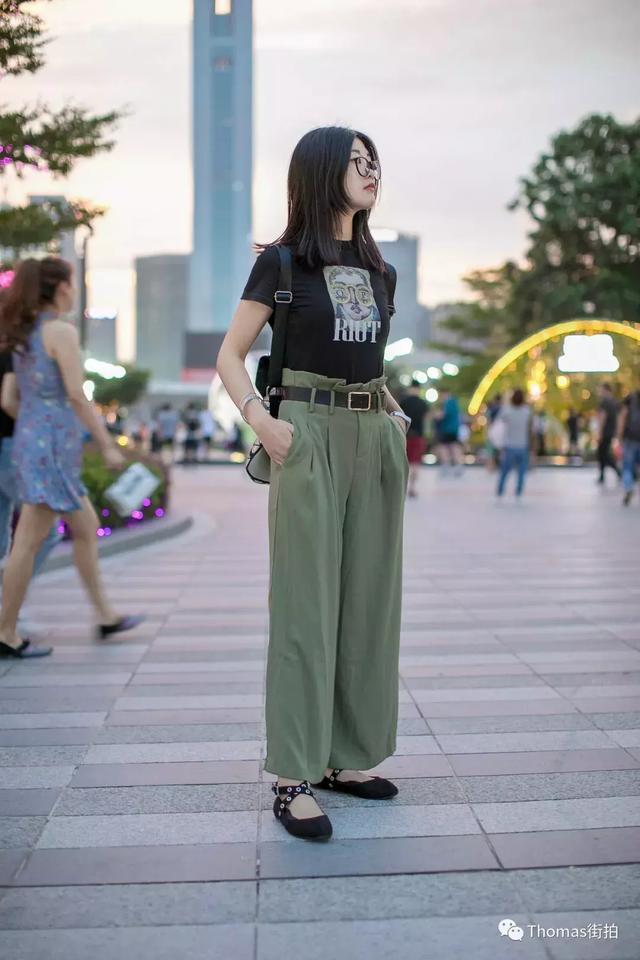 街头潮人的“上紧下松”原则，宽松直筒裤搭配有层次穿出时尚感