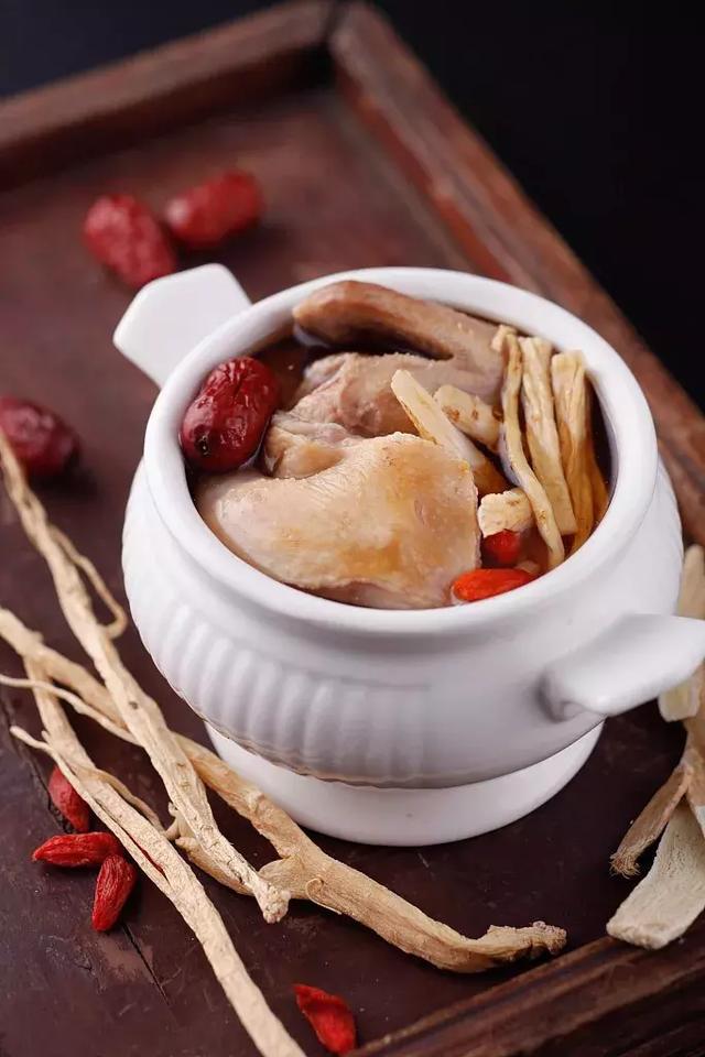 乳鸽汤的功效与禁忌，鸽子杜仲汤的功效与作用（鸽子汤的功效与作用）