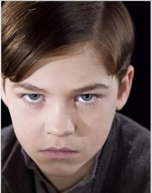 伏地魔扮演者，神奇动物在哪里伏地魔扮演者（《哈利·波特与混血王子》中的小伏地魔长大以后太帅了）