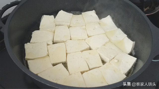 煎豆腐的家常做法，煎豆腐的家常做法视频（以后待客豆腐就这样做）