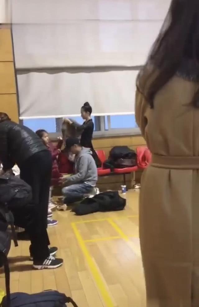 文章和马伊琍的孩子，文章独自带两个女儿去练舞（文章马伊琍几个孩子）