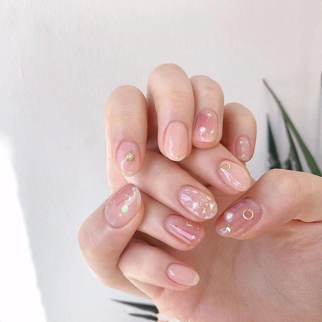 透明指甲油怎么涂好看，指甲涂透明指甲油好不好（赶走夏日炎热怎能少得了它）