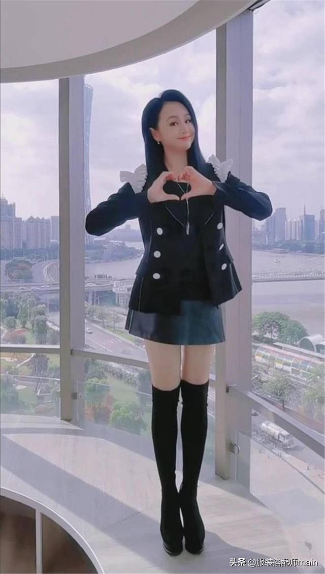 曹颖大肚照，曹颖老公的照片（穿白T恤紧身裤大秀麻杆腿）