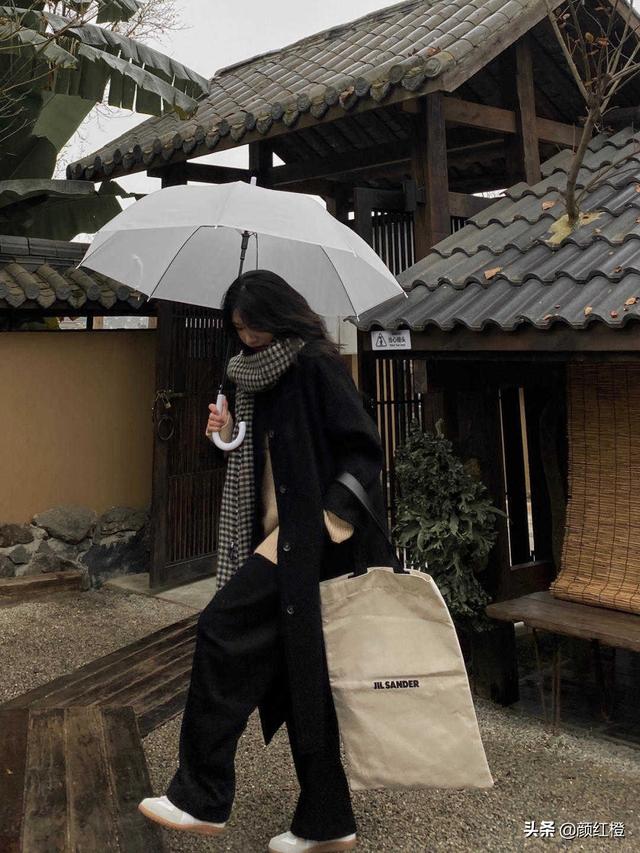 青灰色是什么颜色，正常的平菇是什么颜色（35+女性穿衣千万别盲从）